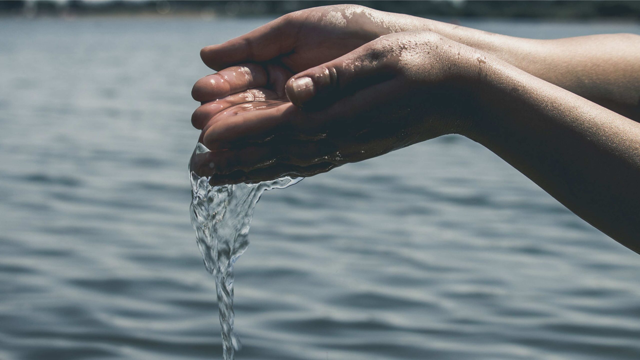 hendur að halda á vatni