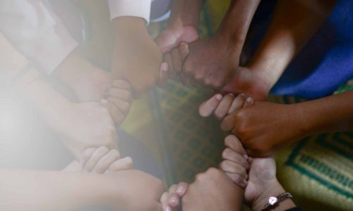 hendur sem haldast í hendur og mynda hring